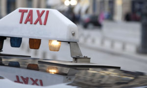 les taxis bloquent les aéroports de paris