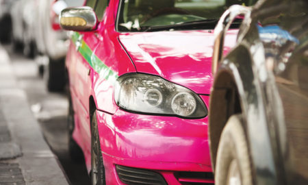 taxi rose et vert en Asie