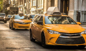 taxi jaune dans une avenue de New York