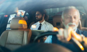 chauffeur et son client dans un taxi