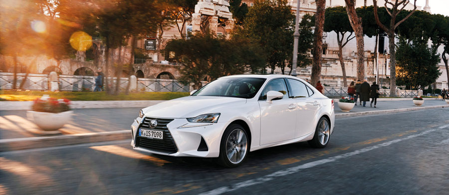 Lexus IS 300h sur la route