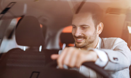 chauffeur de taxi heureux d'être au volant