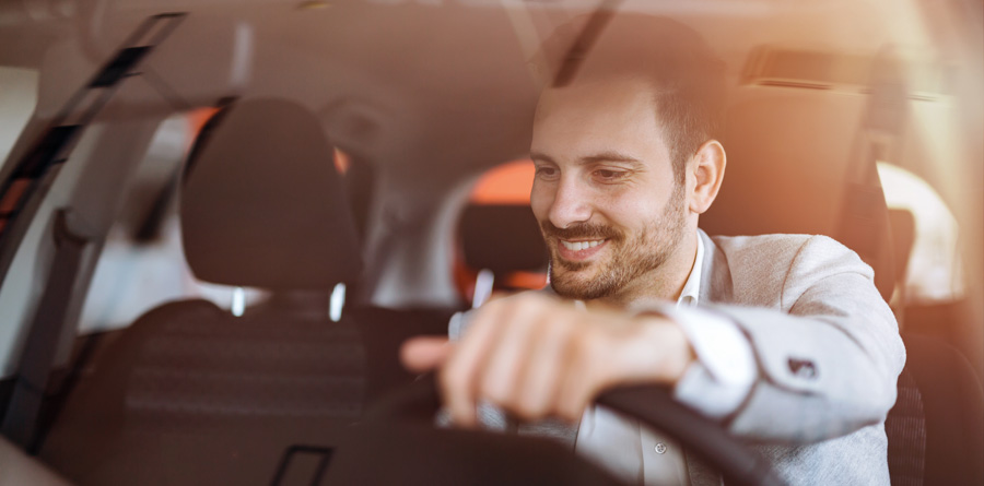 chauffeur de taxi heureux d'être au volant