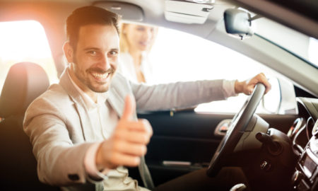 chauffeur de taxi au volant et le pouce levé