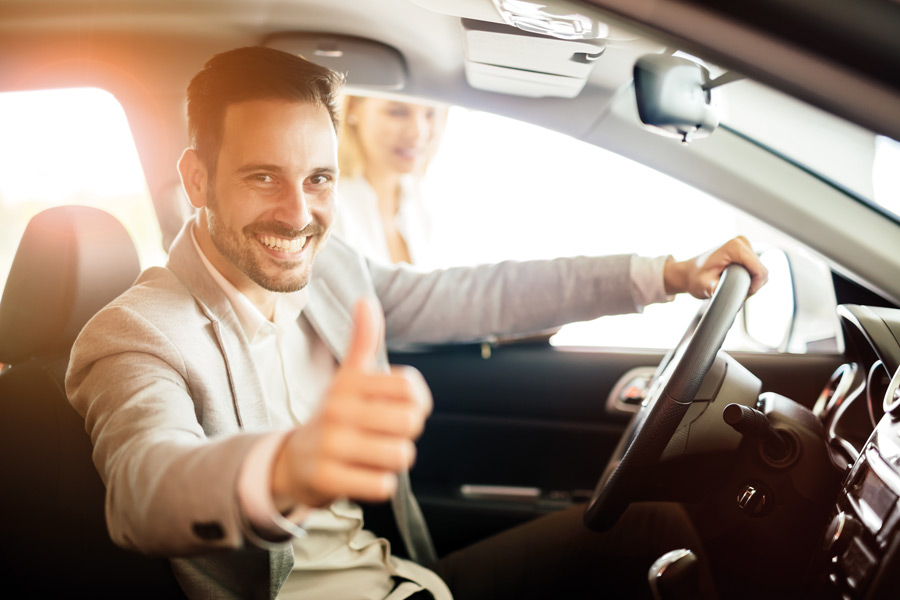 chauffeur de taxi au volant et le pouce levé