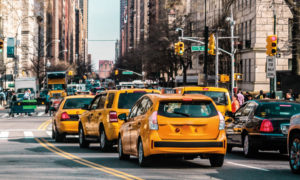 taxi jaune dans la circulation à New York