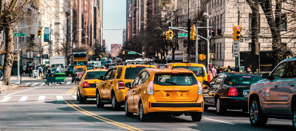 taxi jaune dans la circulation à New York
