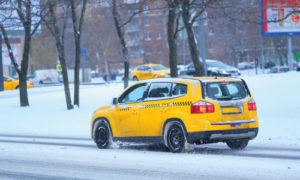 taxi attend dans le froid sa passagère