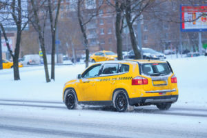 taxi attend dans le froid sa passagère