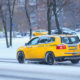 taxi attend dans le froid sa passagère