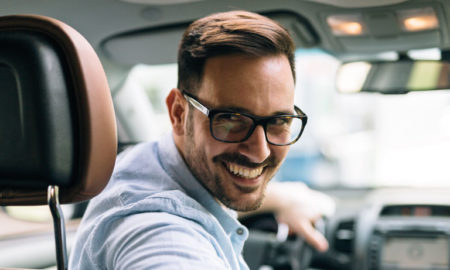 chauffeur de taxi avec le sourire