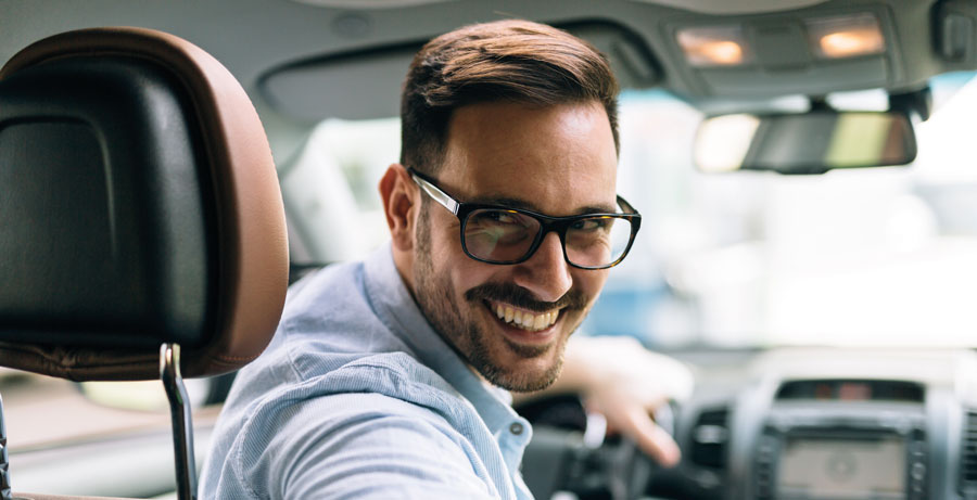 chauffeur de taxi avec le sourire