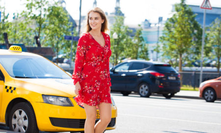 une femme aborde un taxi dans la rue