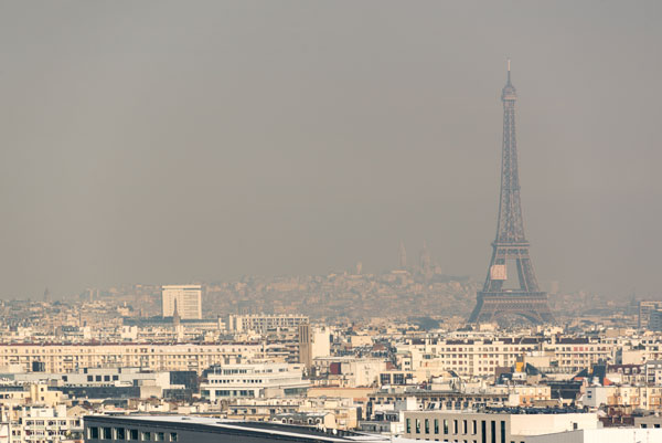 La ville de Paris sous un épais nuage de particules fines : pollution due aux moteurs diesel ?