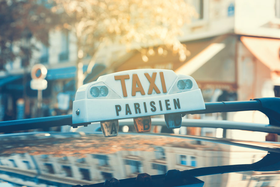 lumineux sur véhicule taxi parisien