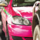 taxi rose et vert en Asie