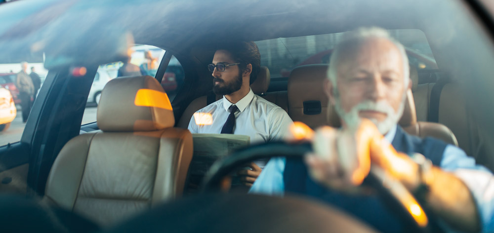 chauffeur et son client dans un taxi