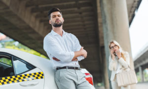 chauffeur de taxi attends sa passagère