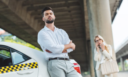 chauffeur de taxi attends sa passagère