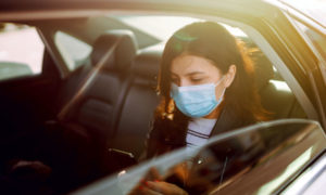 passagère d'un taxi avec masque de protection contre le covid-19