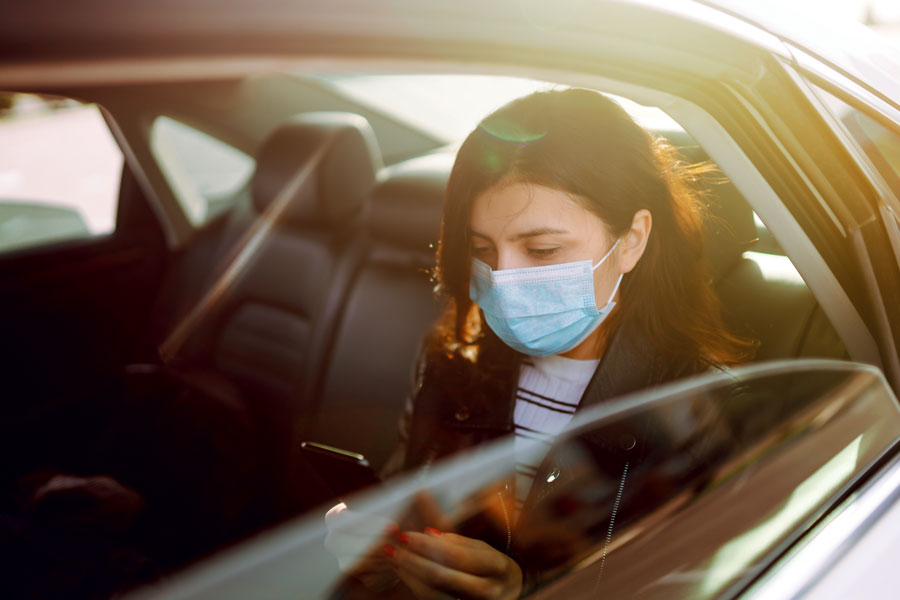 passagère d'un taxi avec masque de protection contre le covid-19