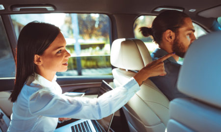 chauffeur de taxi avec sa passagère