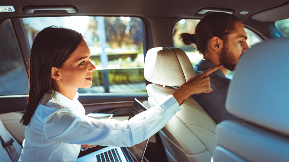 chauffeur de taxi avec sa passagère