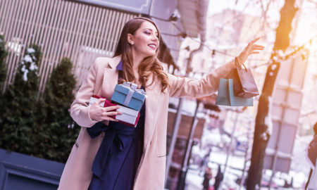 femme appelle un taxi avec le sourire au moment de Noël