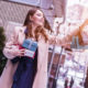 femme appelle un taxi avec le sourire au moment de Noël