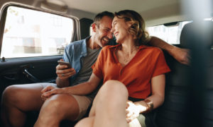 couple heureux dans un taxi