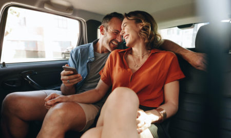 couple heureux dans un taxi