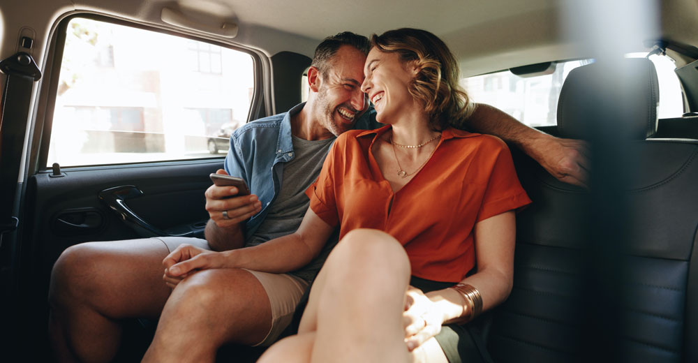 couple heureux dans un taxi