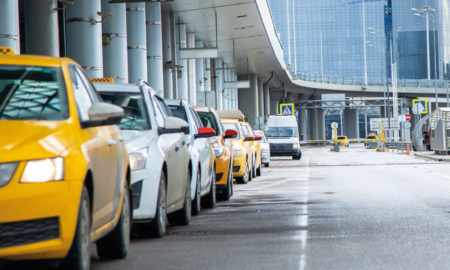 taxis en attente devant l'aéroport