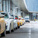 taxis en attente devant l'aéroport