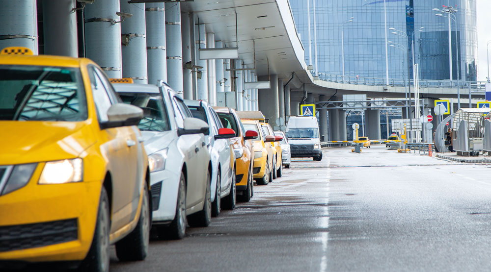 taxis en attente devant l'aéroport