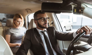 chauffeur de taxi dépose sa passagère