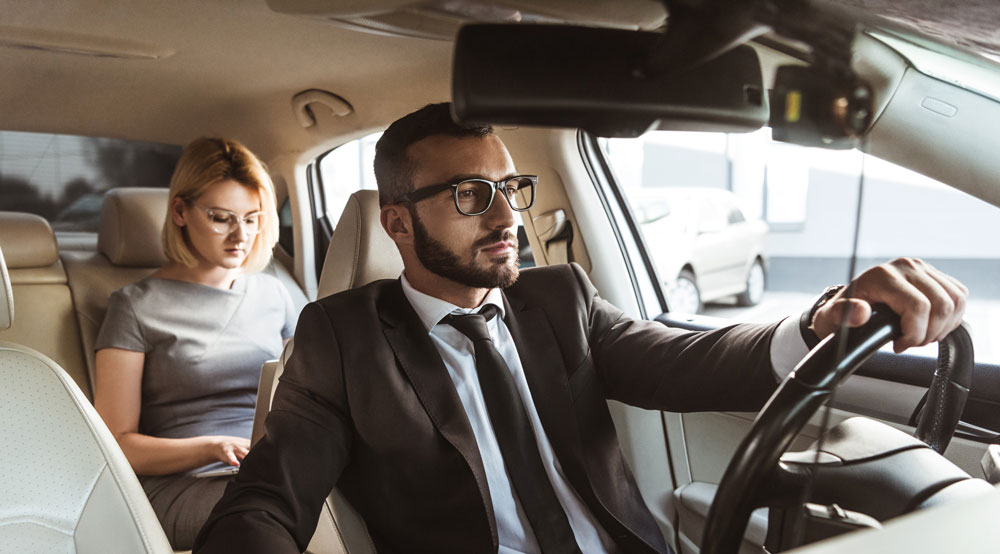 chauffeur de taxi dépose sa passagère