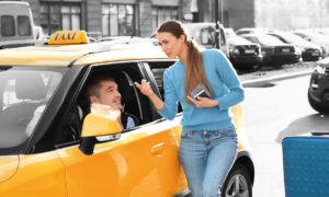 une femme parle à un chauffeur de taxi