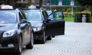 Taxis noirs en stationnement