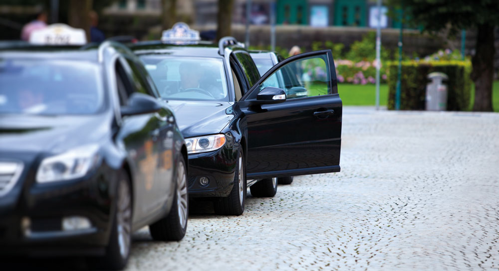 Taxis noirs en stationnement