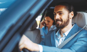 un taxi et sa passagère