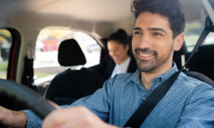 chauffeur de taxi parisien heureux avec une cliente