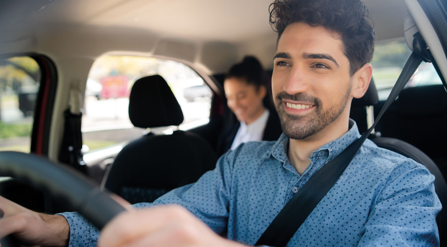 chauffeur de taxi parisien heureux avec une cliente