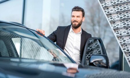 chauffeur de taxi en attente à l'aéroport