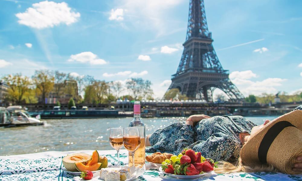 Pique nique à Paris au bord de la Seine devant la Tour Eiffel