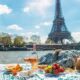 Pique nique à Paris au bord de la Seine devant la Tour Eiffel