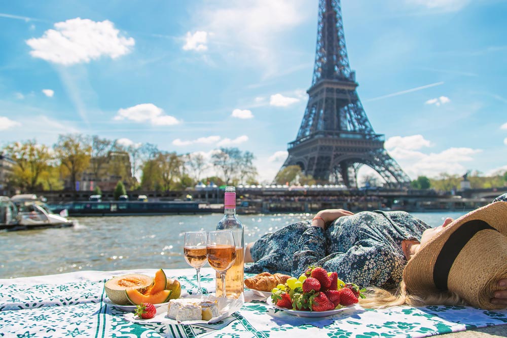 Pique nique à Paris au bord de la Seine devant la Tour Eiffel