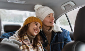 Un jeune couple heureux à l'arrière d'un taxi