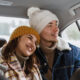 Un jeune couple heureux à l'arrière d'un taxi