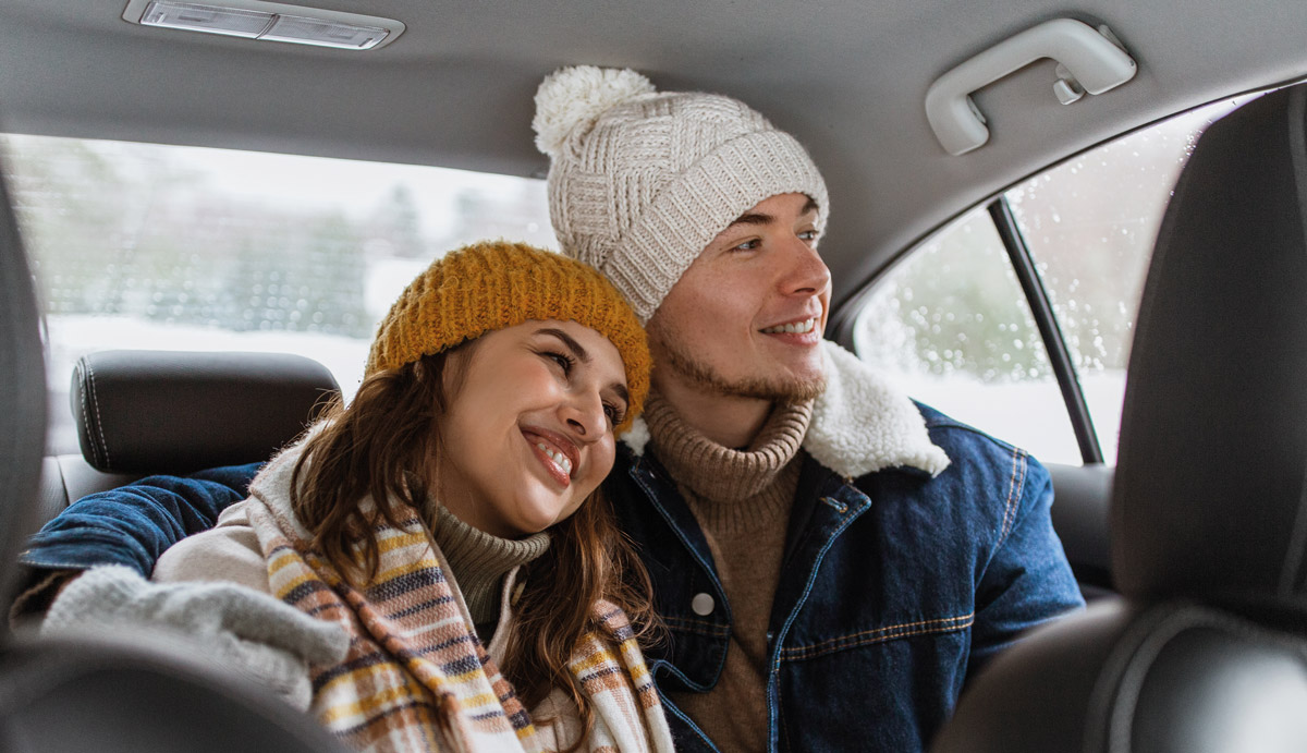 Un jeune couple heureux à l'arrière d'un taxi